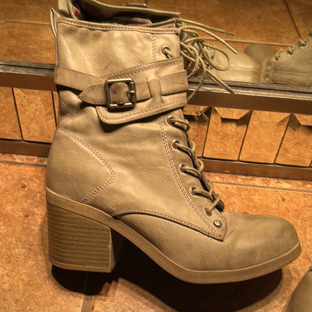 Guess Lace Up Boots - Picture 3 of 9